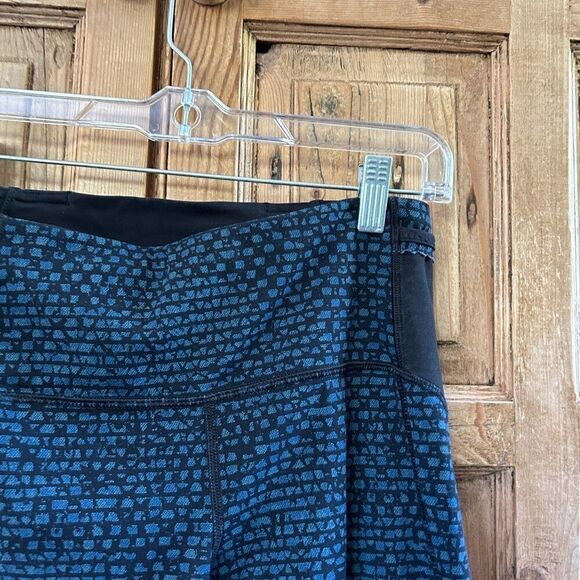 Lululemon 6 Blue Black Cropped Leggings Mesh Details Pockets Capri Printed‎ - Picture 4 of 8